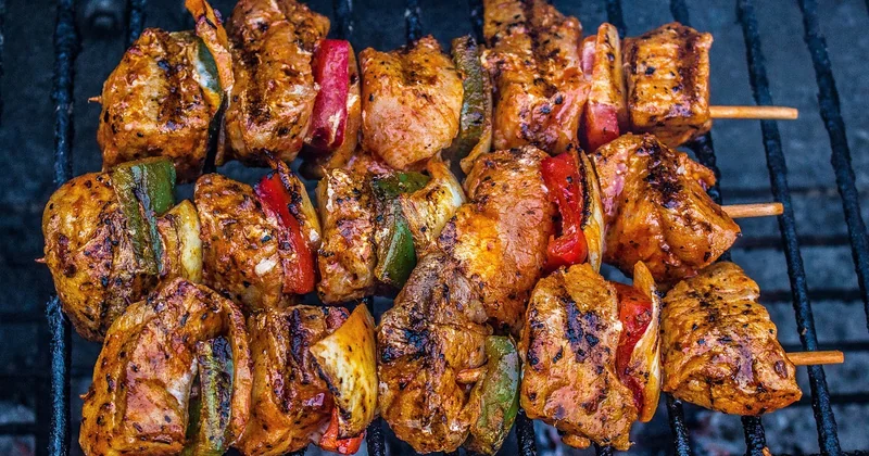Les brochettes chaudes : une autre stratégie à préparer à l'avance