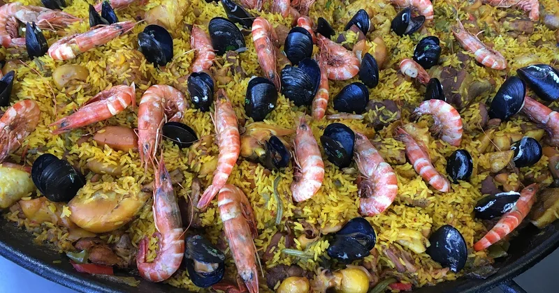 La paella mixte aux fruits de mer et poulet : une variante qui divise, et qui plaît